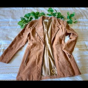 Beautiful vintage suede jacket. Perfect for a night out w/ a LBD